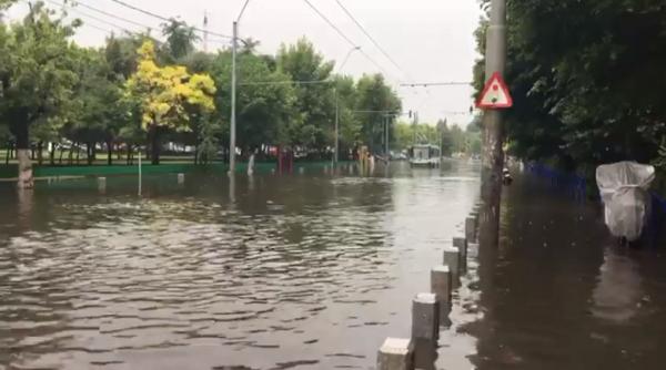 STB: Mai multe linii de troleibuz, blocate din cauza pasajelor inundate