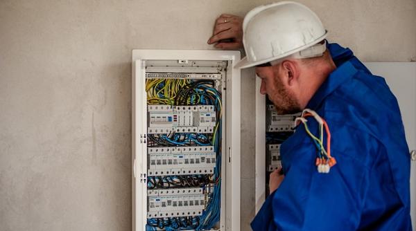 ANRE aplică o nouă AMENDĂ pentru Electrica. Ce au constatat autoritățile 