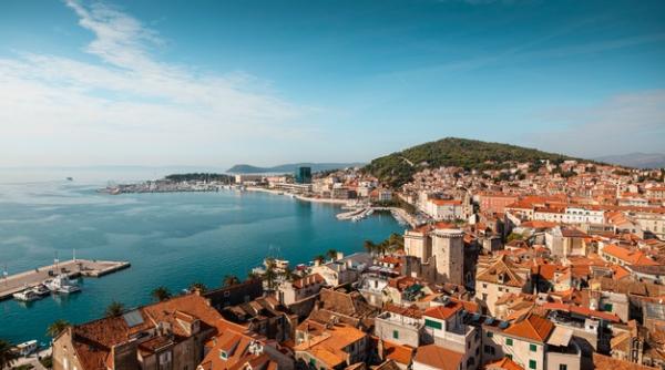 Case vândute cu 60 de bani în Croaţia. Ce condiţii trebuie să îndeplineşti