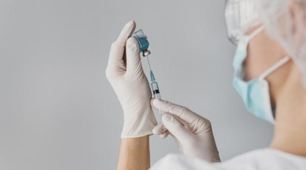 Ești tânăr și te vaccinezi? Primești un card de 150 de euro