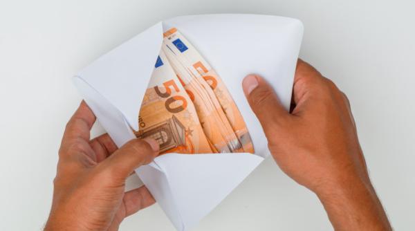 A aruncat într-o mașină 300.000 de euro și a fugit. Poliția anchetează