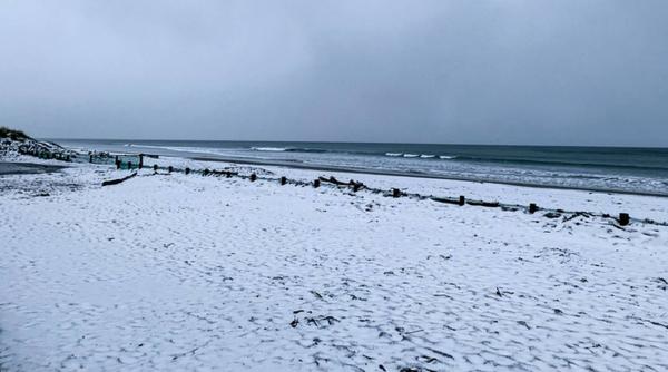 Furtuna POLARĂ paralizează o țară întreagă. Ninsori și valuri uriașe VIDEO