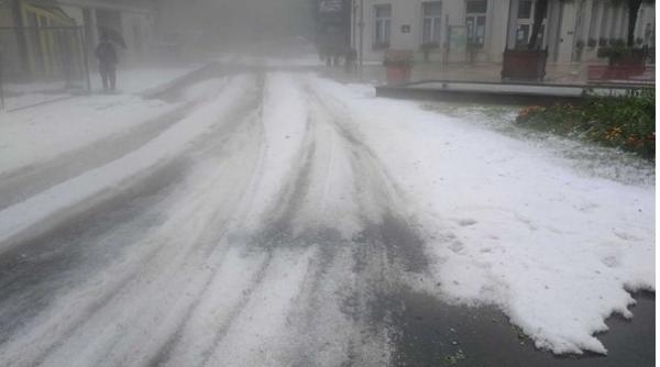 Imagini impresionante. Grindina care a ÎNGROPAT un oraș