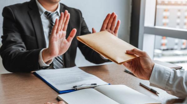 Piaţa neagră cu certificate false de vaccinare a explodat. Care sunt preţurile în Rusia