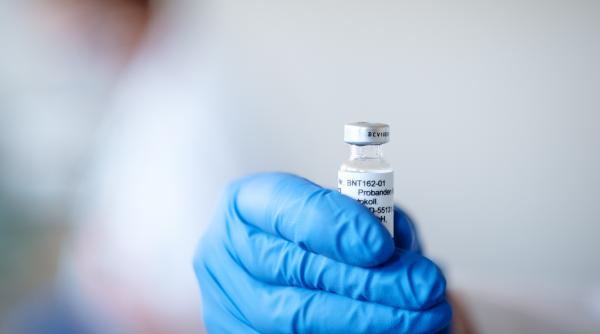 O bătrână s-a 'atașat' prea mult de un flacon de vaccin Pfizer și l-a luat 'ca suvenir'