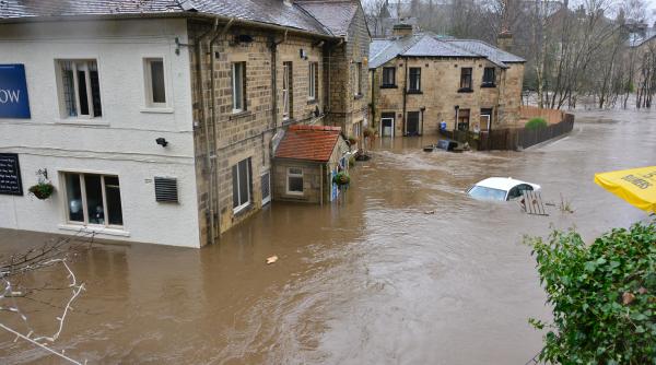 Cod portocaliu de INUNDAȚII până la miezul nopții, pe raza a trei județe 