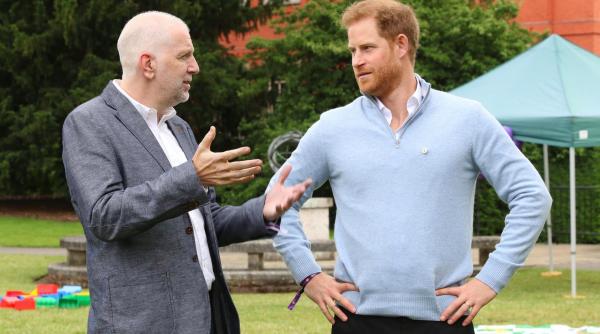 De ce a FUGIT prințul Harry? Sigur nu v-ați gândit la așa ceva