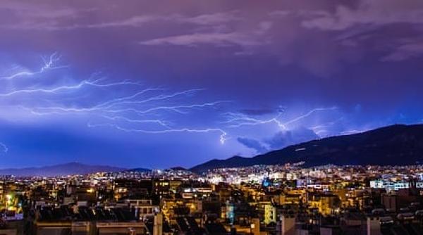 Avertizare ANM. Cod Galben: TUNETE ȘI FULGERE în trei județe