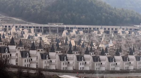 Orașul fantomă al milionarilor e abandonat! "Micul Disney" este vizitat doar de turiști (VIDEO)