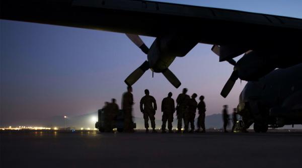 Zeci de mii de afgani, evacuați de urgență de SUA