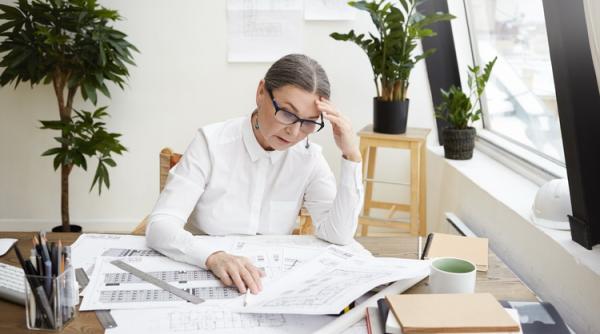 Pensionarea femeilor. Ce riscă dacă optează să lucreze până la 65 de ani