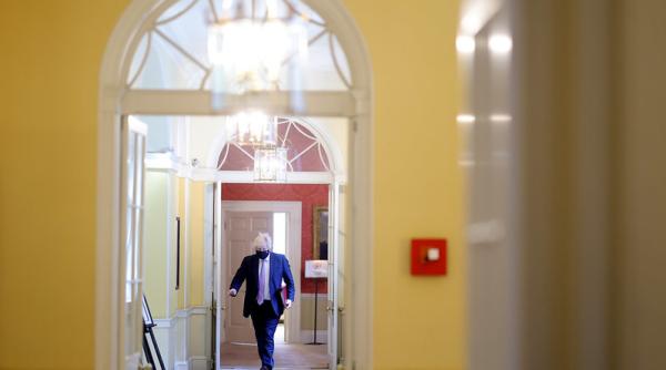 Johnson, acuzat că instalează haosul, s-a autoizolat