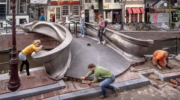 VIDEO - Amsterdam a instalat primul pod printrat 3D peste un canal