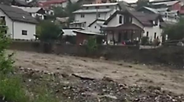 VIDEO Ploi abundente, viituri și inundații în Sinaia