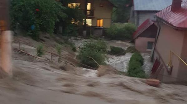 VIDEO Trafic blocat la BUȘTENI din cauza aluviunilor