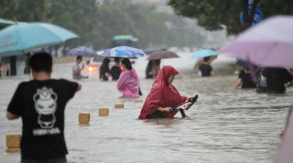 China, sub ȘOC! Inundații cum nu s-au mai văzut! ”Apă până la gât!” VIDEO