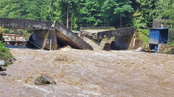 Inundațiile au făcut prăpăd: 35 de localități afectate, zeci de turiști au fost evacuați VIDEO
