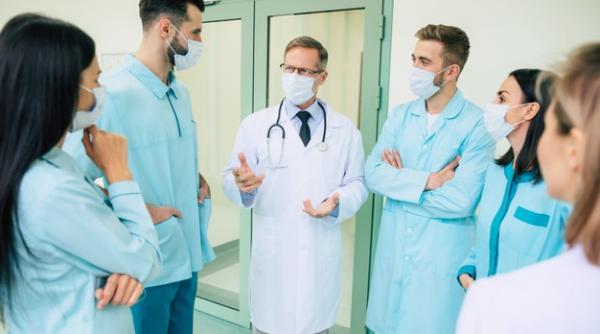 Ce pățesc MEDICII din această țară dacă refuză să se vaccineze