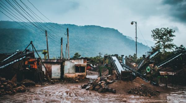 Inundaţii în China: O localitate înconjurată de ape a fost evacuată VIDEO