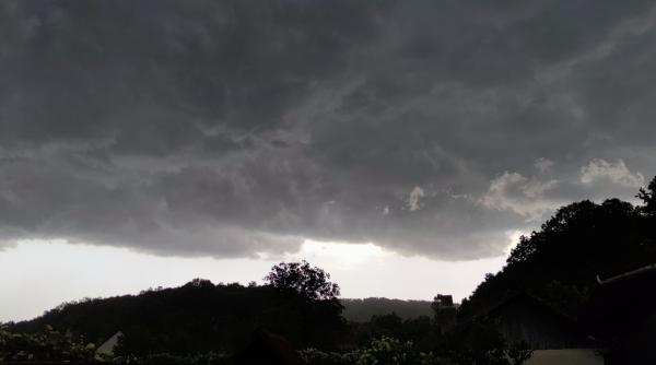 NOU COD ROȘU de vijelii și averse în două județe