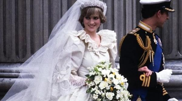 O felie din tortul de nuntă al prinţului Charles cu Lady Diana va fi vândută la licitaţie