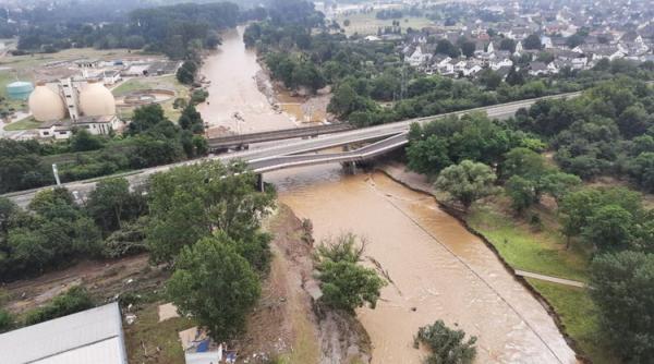 Inundații. Cod GALBEN în 12 judeţe, pănă la miezul nopţii