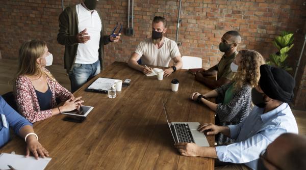 Vaccinare. Marile companii fac ceea ce guvernelor le este frică să facă