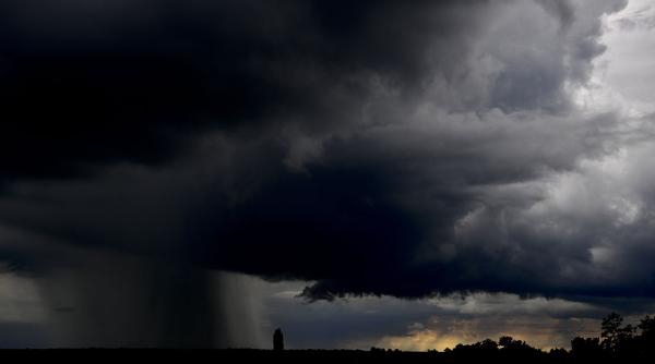 Avertizare meteo de furtuni şi ploi torenţiale, în următoarele 24 de ore