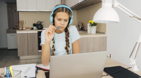 Bani pentru tablete și echipamente școlare