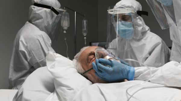 Câte persoane complet vaccinate au murit după ce s-au reinfectat cu COVID