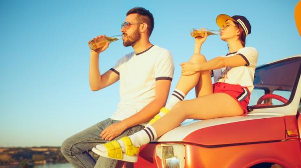 Ce să NU bei și să NU mănânci pe CANICULĂ. Experții trag un semnal de alarmă