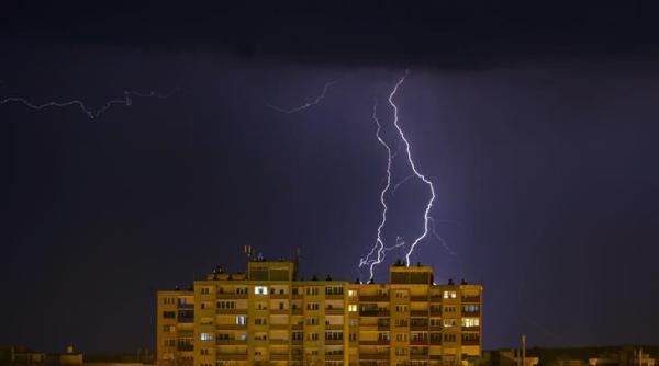 METEO. Cod ROȘU PRELUNGIT. Vijelii și grindină