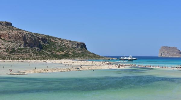 Grecia impune CARANTINĂ pe 2 INSULE pline de turiști