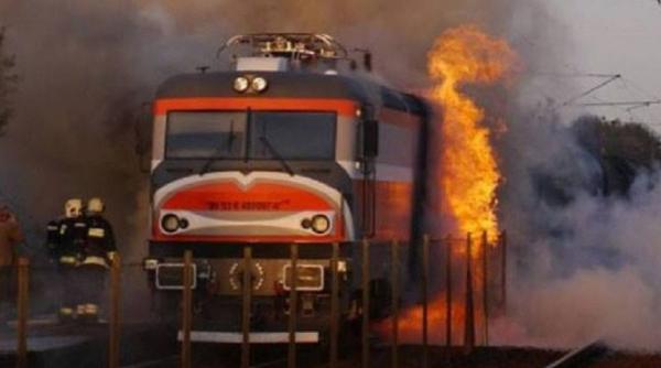 Nou incident pe calea ferată. O locomotivă a luat foc