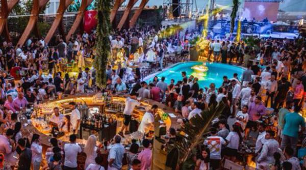 Notă de plată de URIAȘĂ într-un club de fițe din Mamaia. Cât a fost bacșișul