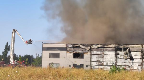 Incendiu la o hală de la Mogoşoaia cu degajări mari de fum