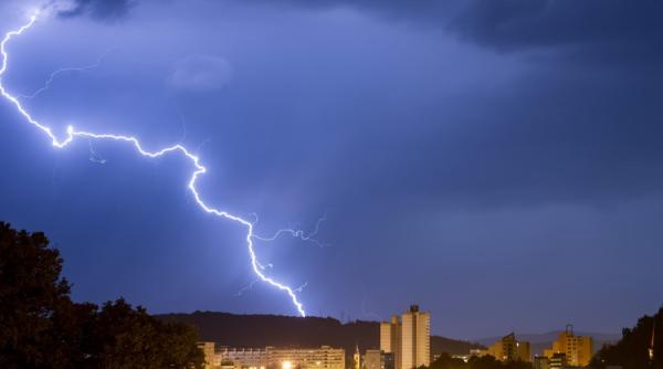 Cod galben de ploi torențiale în opt județe - Hartă