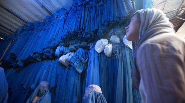 Prețul vălului islamic ar fi crescut de 10 ori după venirea la puterea a talibanilor