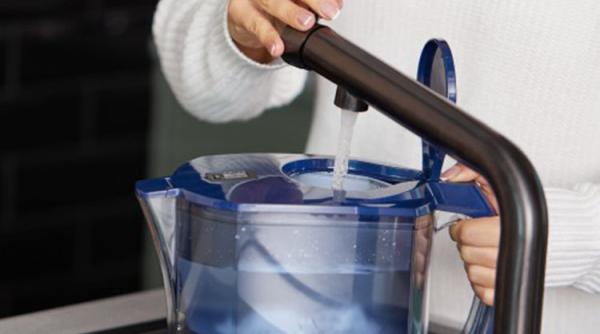 Carafele filtrante curăță cu adevărat apa? Rezultatul surprinzător al unui studiu