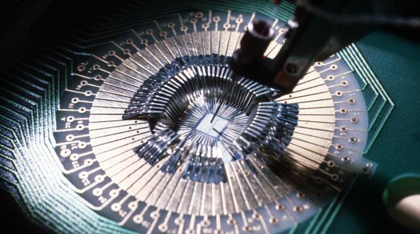 Vin vremuri tulburi pentru sectoarele auto și IT. Decizia liderului mondial în producția de semiconductori