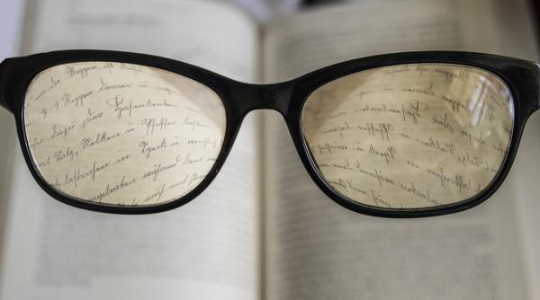 Ochelari de vedere revoluționari cu autofocalizare pentru cei cu prezbitism VIDEO