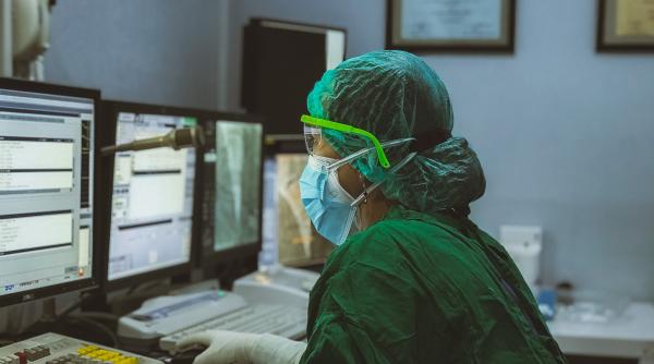 Bilanț COVID-19. Peste 300 de pacienți internați la ATI. 1470 cazuri noi