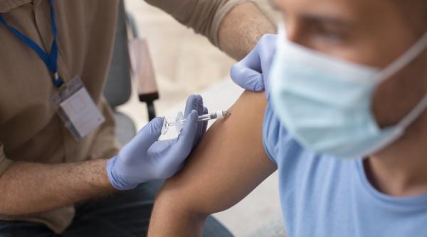 România începe să facă a treia doză de vaccin anti COVID, din octombrie