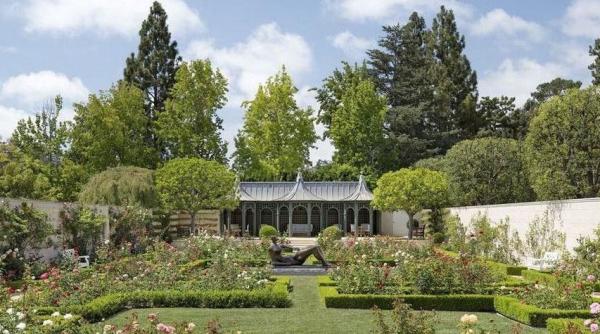 Casă de vânzare. Are 18 băi și costă o grămadă de bani. FOTO