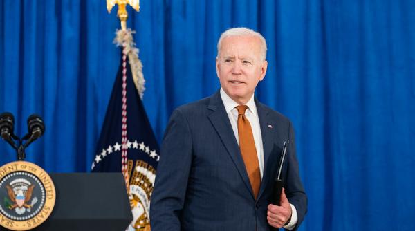 (VIDEO) Biden schimbă abordarea: Vaccin sau test săptămânal obligatoriu în companii