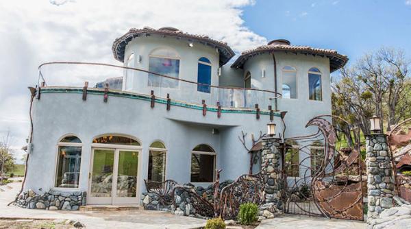 Pe cât de banală arată de dinafară, pe atât de incredibilă este în interior FOTO