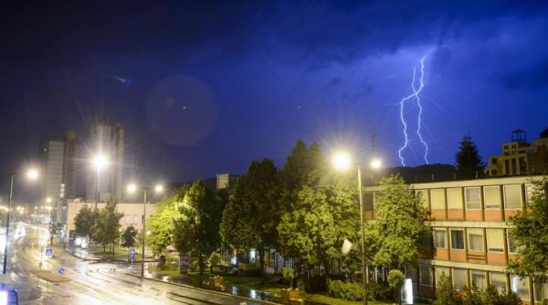 Cod galben de averse şi intensificări ale vântului în localități din estul țării