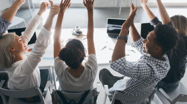 UE relaxează condițiile de acordare a permisului de muncă pentru anumiți lucrători