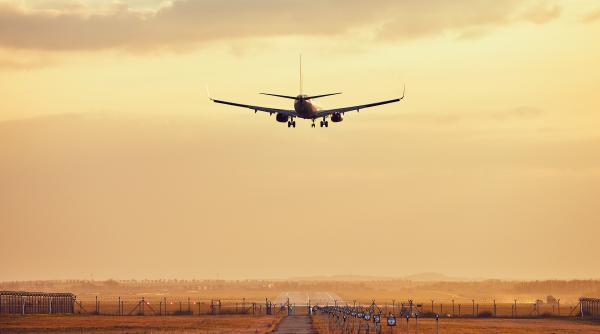 Companiile aeriene au început să anuleze cursele din și spre România. Cum se pot recupera banii