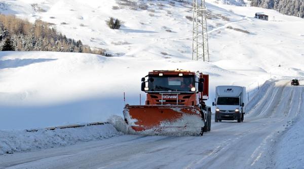 Zăpadă de peste 10 centimetri în România. S-a intrat cu utilaje VIDEO